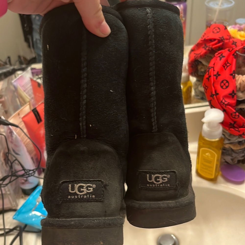 Size 8 ugg boots. Perfect for keeping your feet warm!